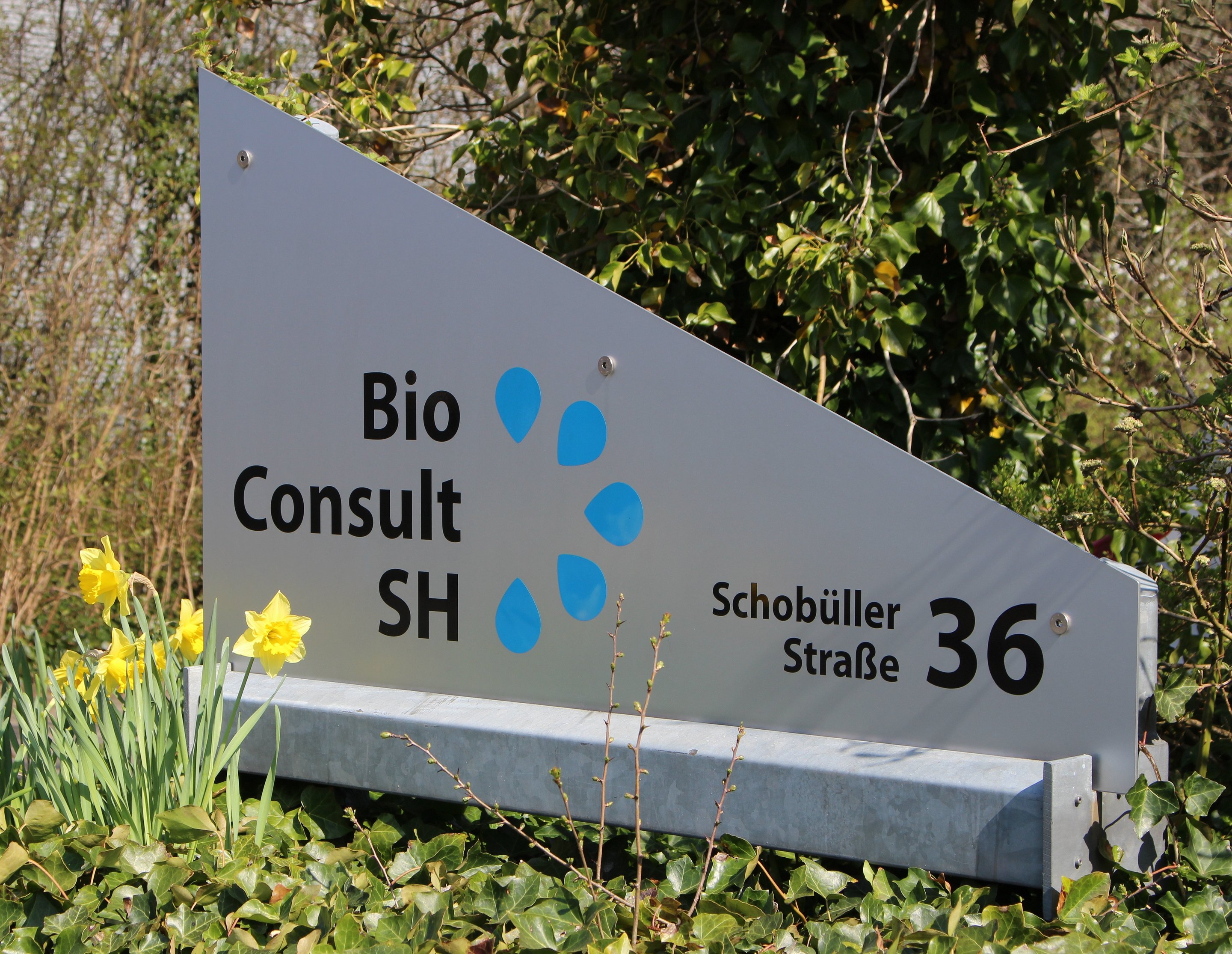 Ein Schild mit Firmenlogo und Anschrift von BioConsult SH.