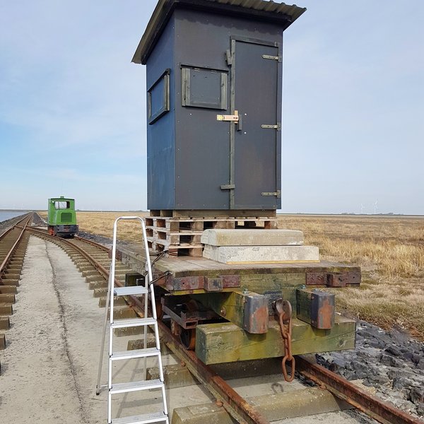 The high seat, a small black house on a small trailer that stands on rails.
