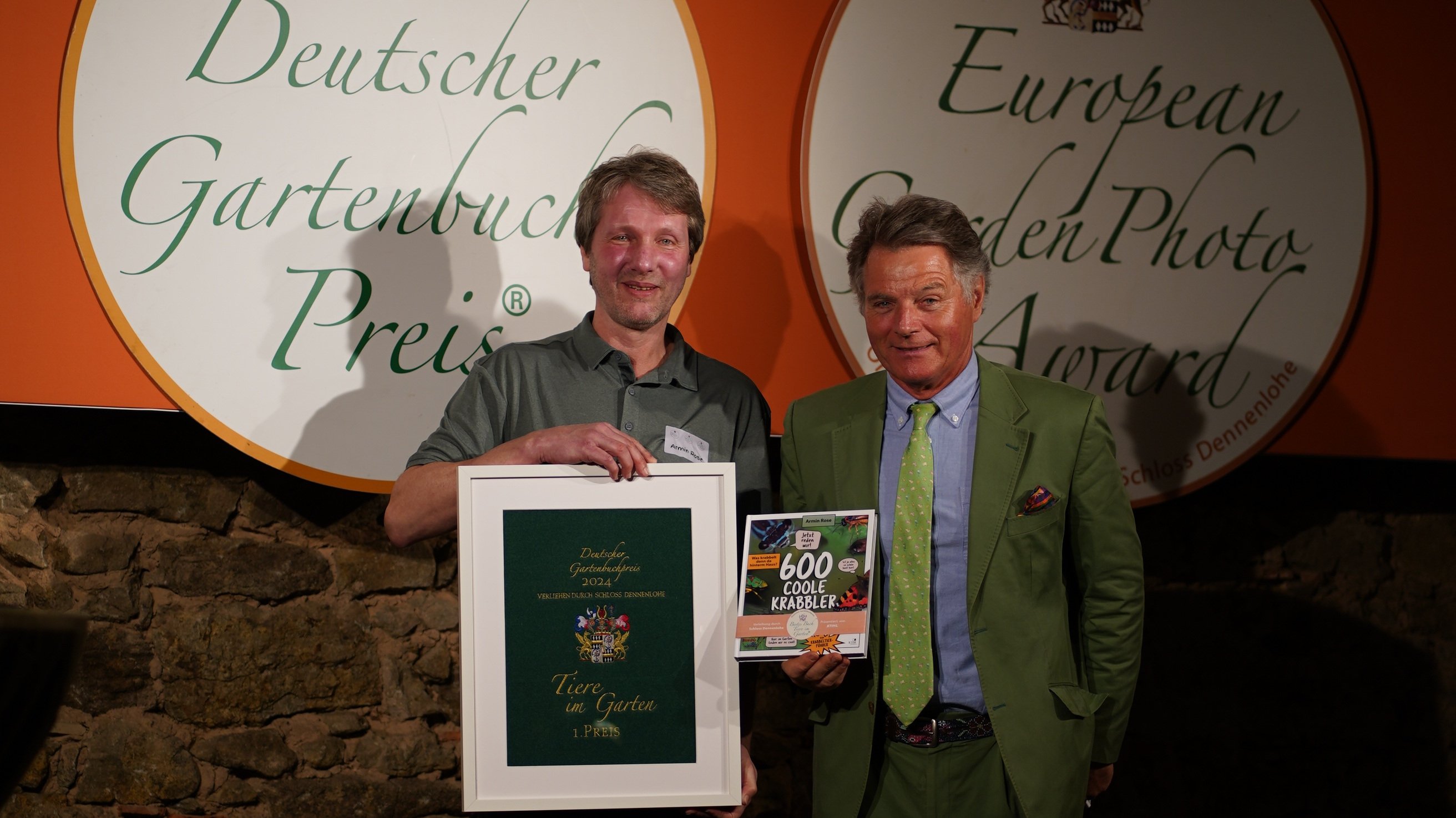 Unser Kollege Armin Rose (links) mit Robert von Süsskind bei der Preisverleihung des Deutschen Gartenbuchpreises auf Schloss Dennelohe.