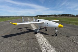 Eine Drohne auf einem Flugfeld.