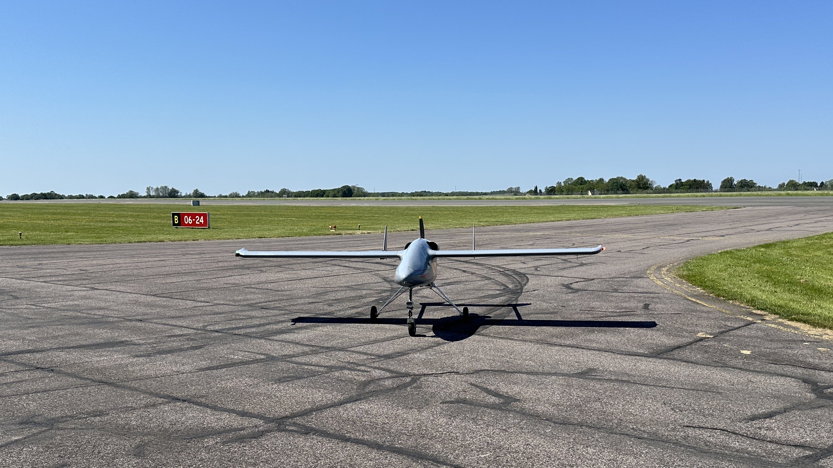 Eine Drohne auf einem Flugfeld.