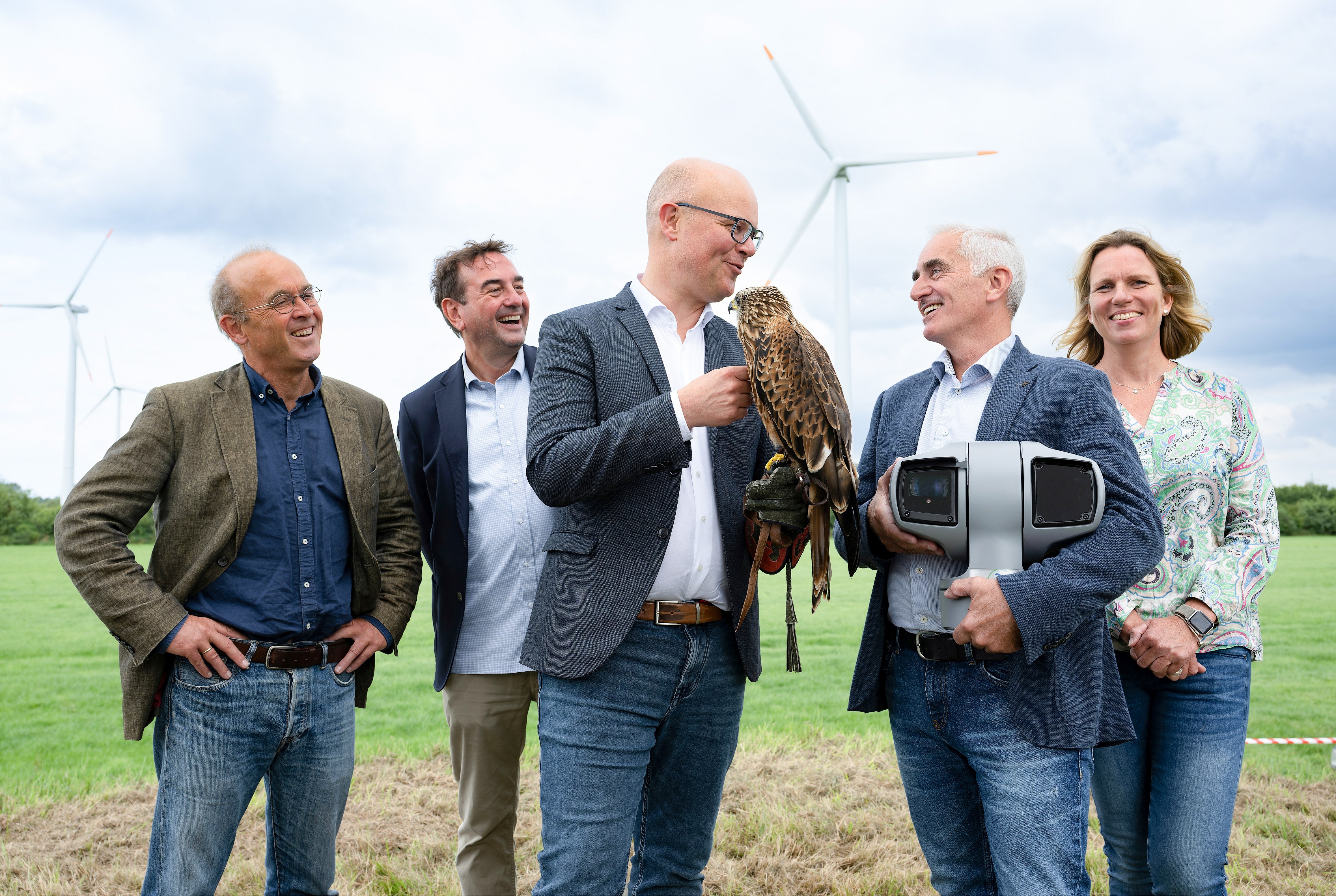 A group photo with five people, Schleswig-Holstein's Environment Minister Tobias Goldschmidt together with representatives of the companies BioConsult SH and ProTecBird.